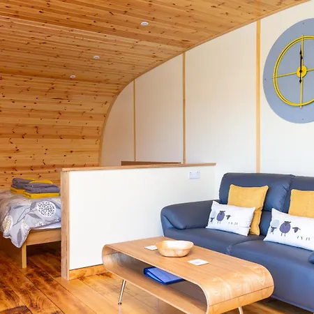 Spring Wood Luxury Pod With Hot Tub At Fell View Park Kirkby Lonsdale Apartment
